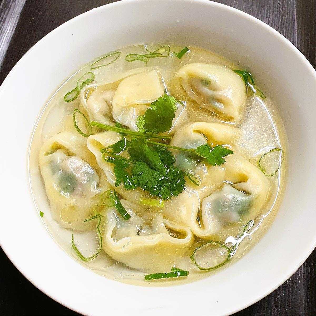 台湾小籠包 薺菜大雲吞湯 Shepherds purse and pork wanton soup (8pieces)