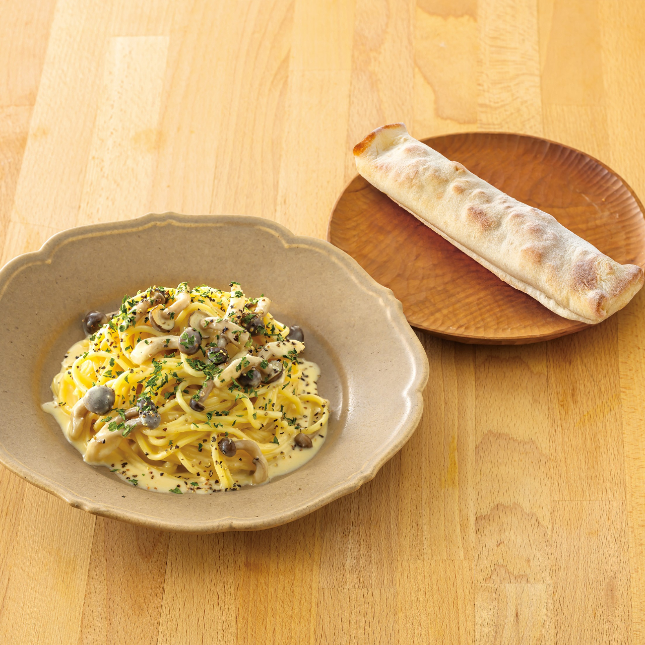 106.きのこの明太子クリームパスタ<ベーコンのトマトスティックピザ付き>