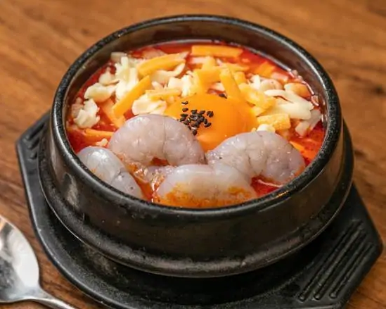 韓国料理 ホンデポチャ エビチーズ_純豆腐チゲ(ご飯・おかず3品付き)