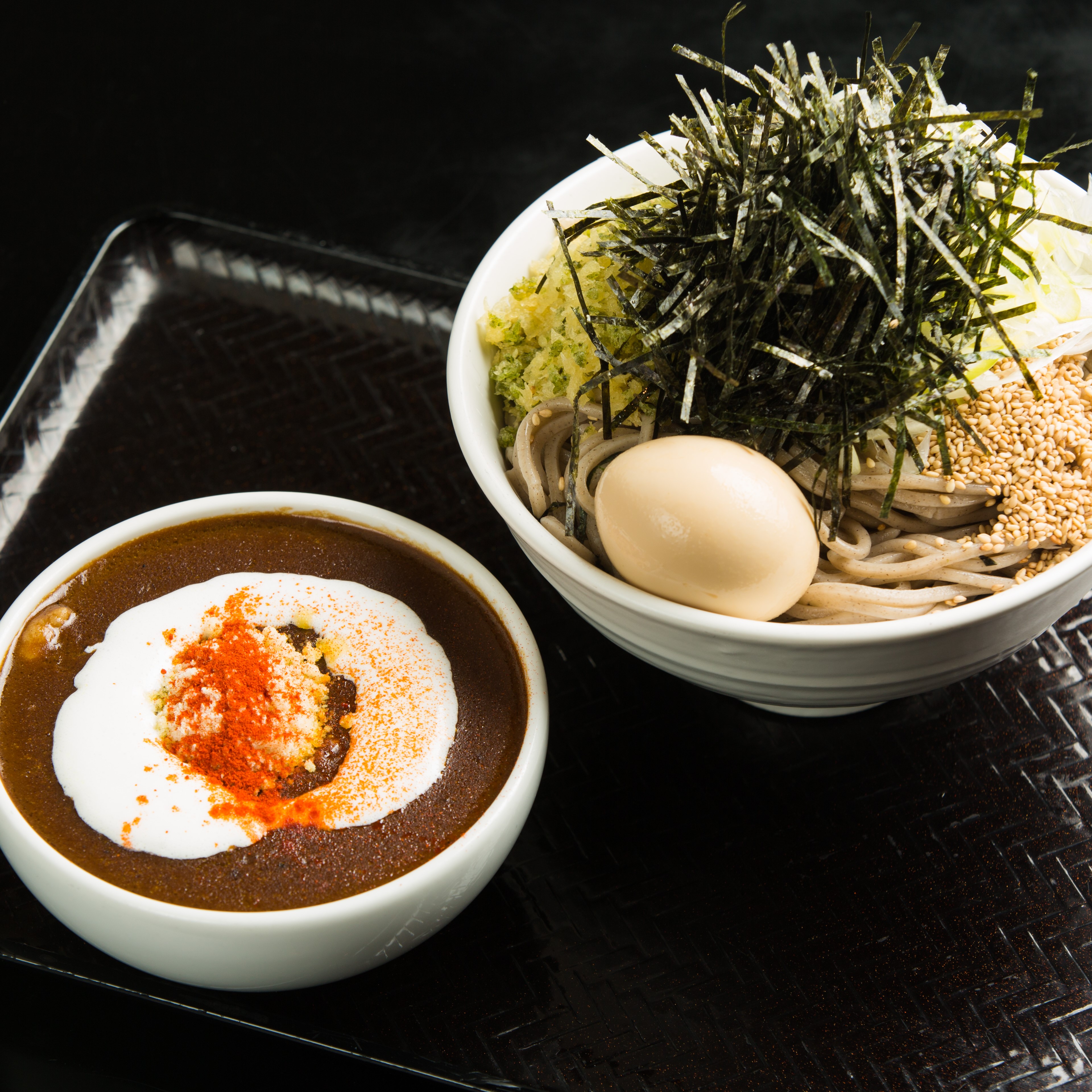 なぜ蕎麦にラー油を入れるのか。 黒カレーポーク肉蕎麦