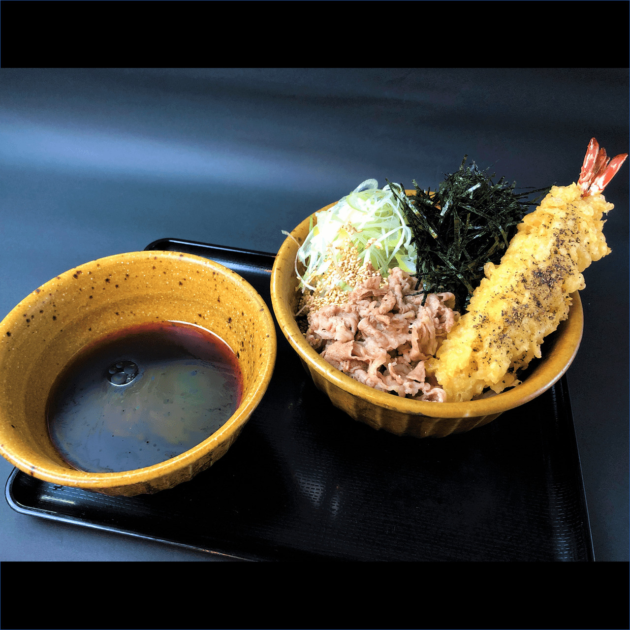 なぜ蕎麦にラー油を入れるのか。 エビ天ポーク肉そば Prawn Tempura Pork Soba