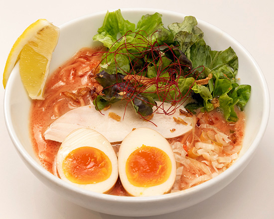 トクベツ。 味玉濃厚旨辛鶏白湯麺(薬味ネギ、レモン、鶏叉焼1枚、サニーレタス、フライドオニオン、糸唐辛子、味玉)