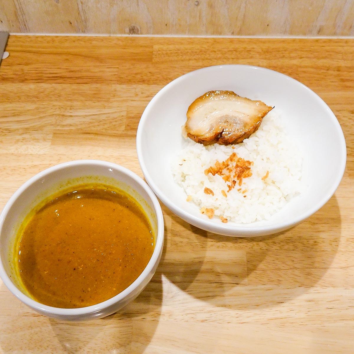 ほうれん草豚骨ポークカレー(フライドオニオン、プルとろ豚バラ肉1枚、ほうれん草)