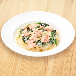 オリーブの丘人気No.1 サーモンとほうれん草のクリームソース