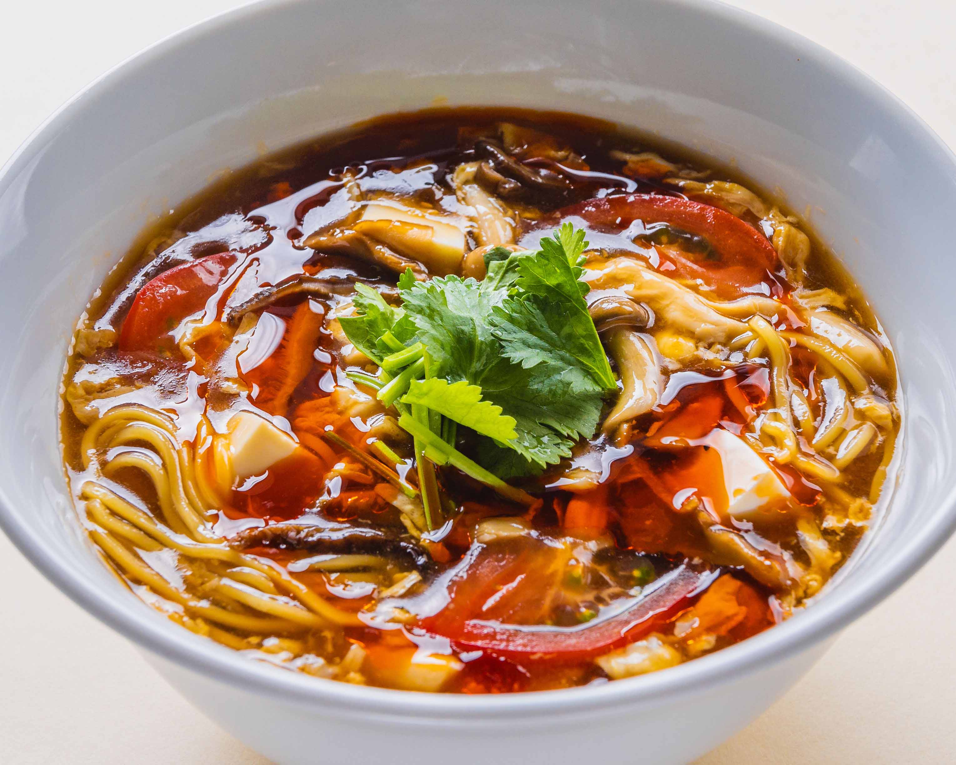 西安餃子 醬油の酸っぱくて辛い酸辣湯麵