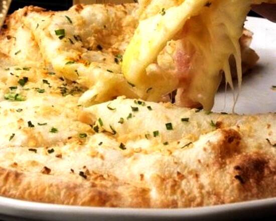 サンガム ガーリックチーズナン〔炭焼き〕 GARLIC CHEESE NAAN