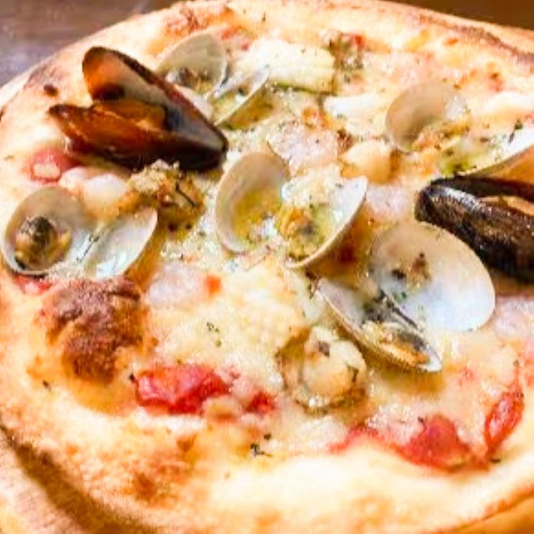 トラットリア シェ ラパン 人気！魚介のペスカトーレピザ(約2人前)