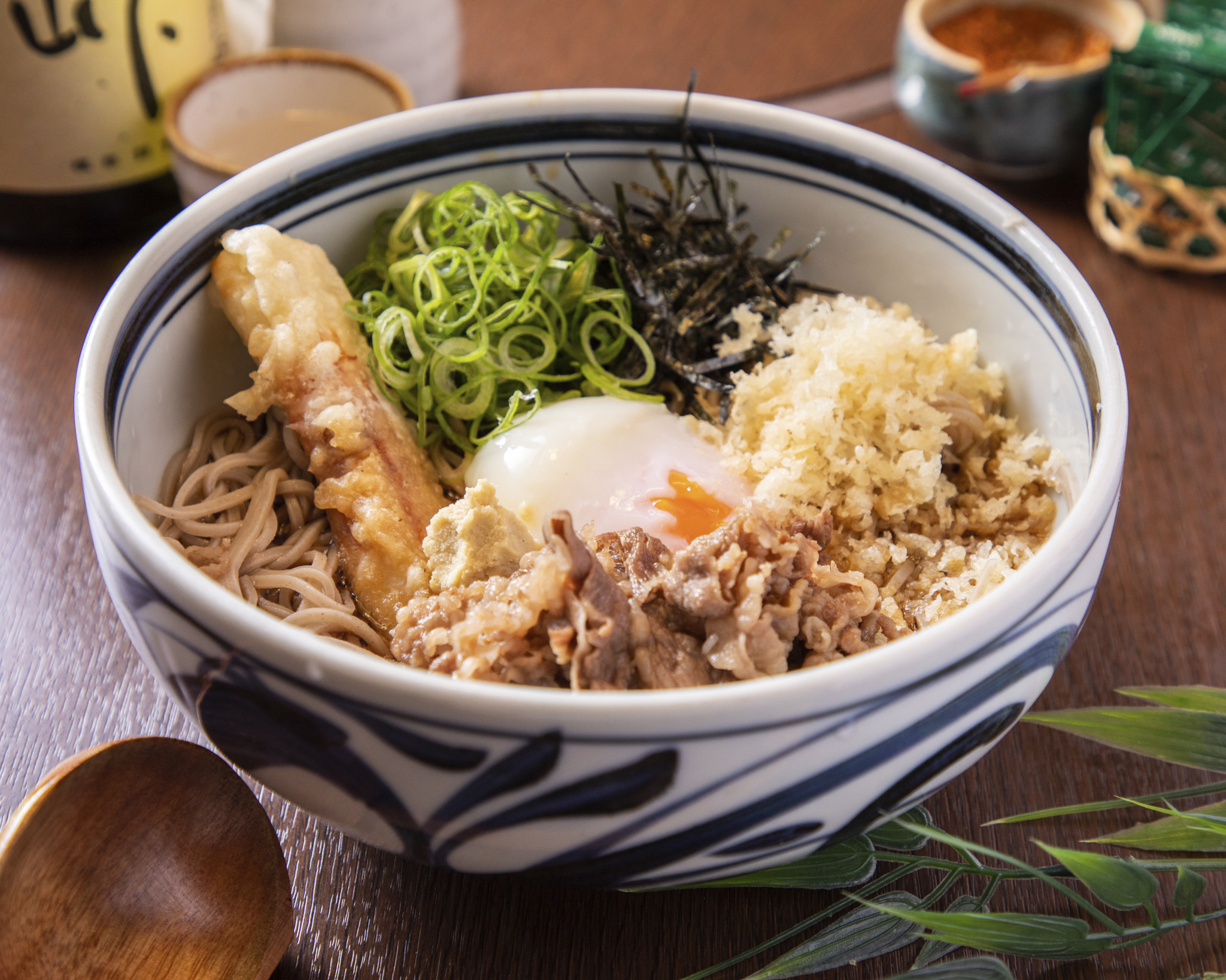 小雀弥 -こがらや- 肉ぶっかけうどん・そば ※温玉別容器