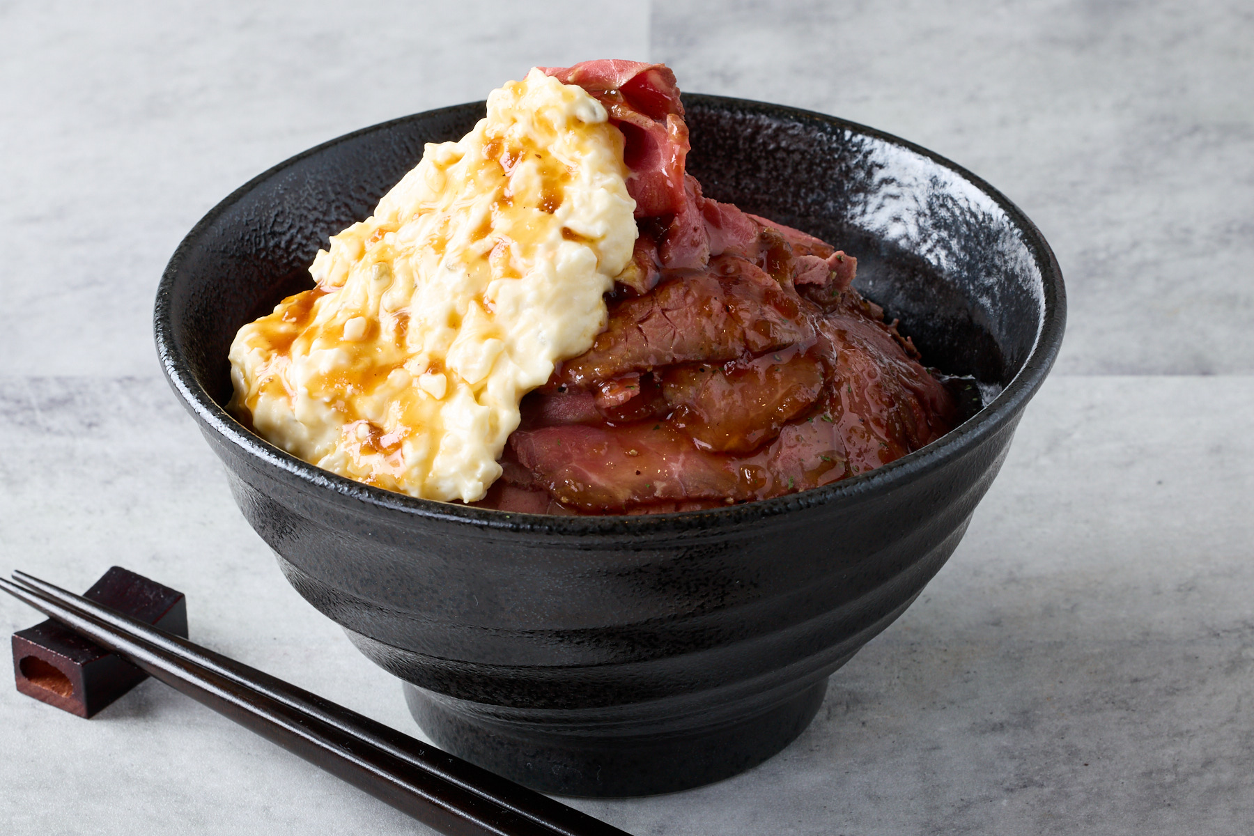 濃厚ローストビーフとハラミ丼「タルビー」 特製タルタルローストビーフ丼 Tartar Roast Beef Bowl