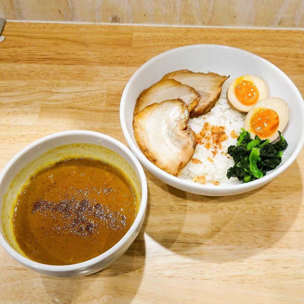 DX魚介豚骨ポークカレー(フライドオニオン、ほうれん草、味玉1個、豚チャーシュー3枚)