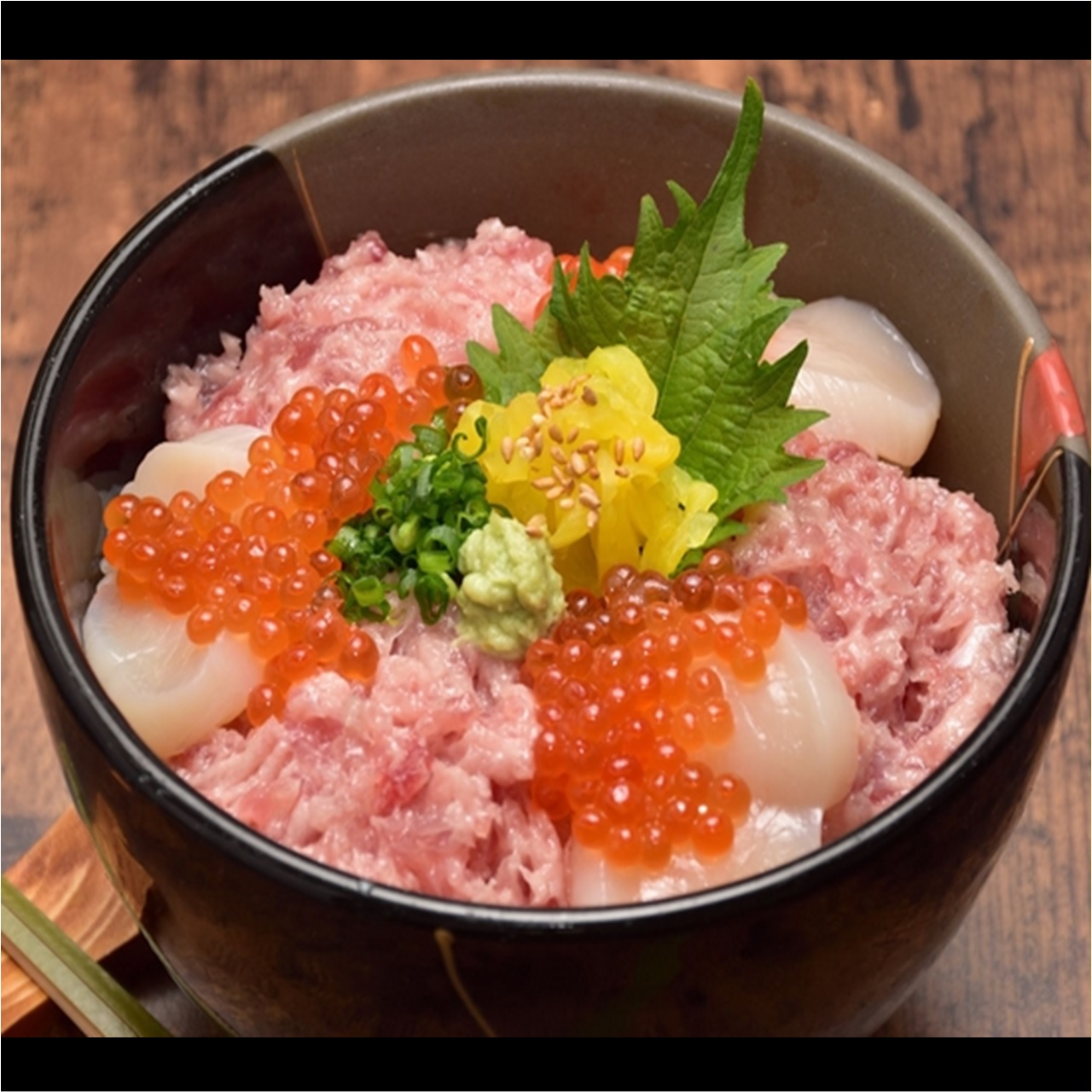 大漁!ねぎとろ漁船 綱好丸 ねぎとろとほたて貝柱、いくら丼