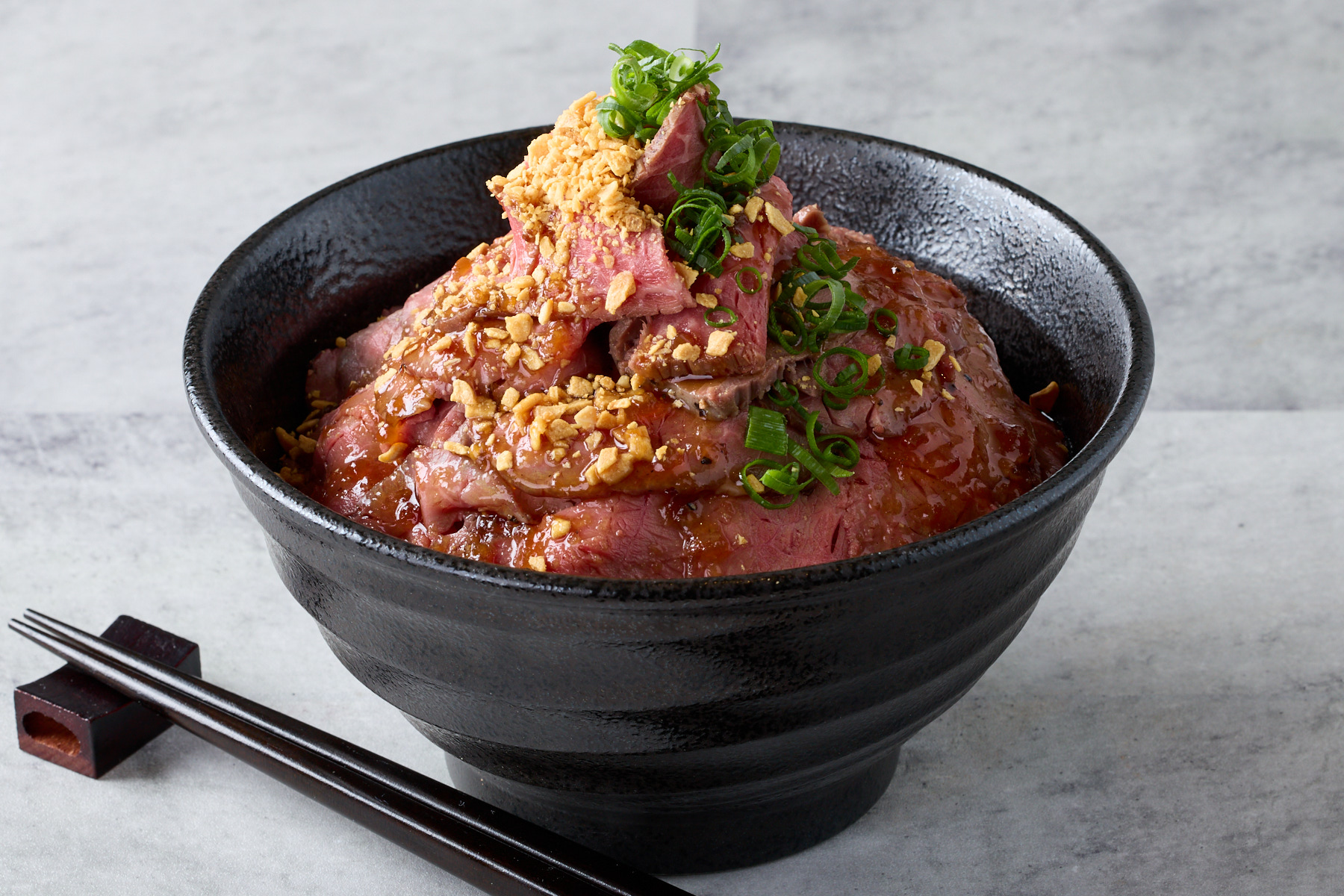 濃厚ローストビーフとハラミ丼「タルビー」 【ガッツリ】にんにく醤油のローストビーフ丼 Garlic Soy Sauce Roast Beef Bowl