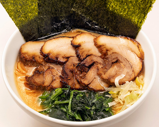 トクベツ。 豚叉焼ましクリーミー醤油豚骨麺(薬味ネギ、のり3枚、豚叉焼4枚、ほうれん草)