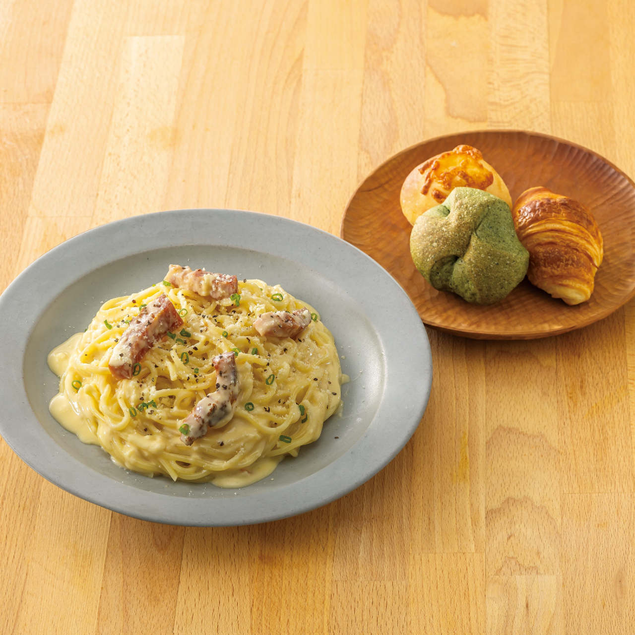 鎌倉パスタ 110.厚切りベーコンのクリームパスタ<パン3個付き>