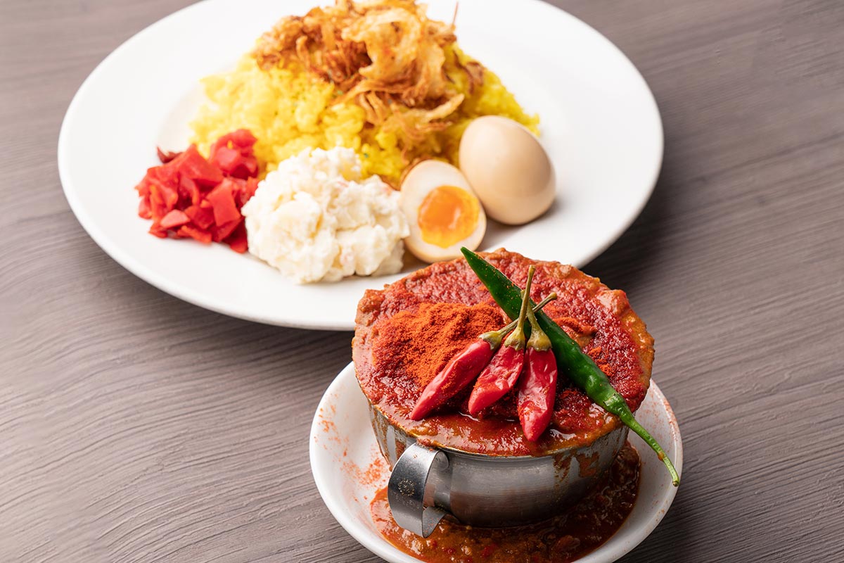 カレーは飲み物。 味玉のせ激辛！鶏のチリチリ赤カリー