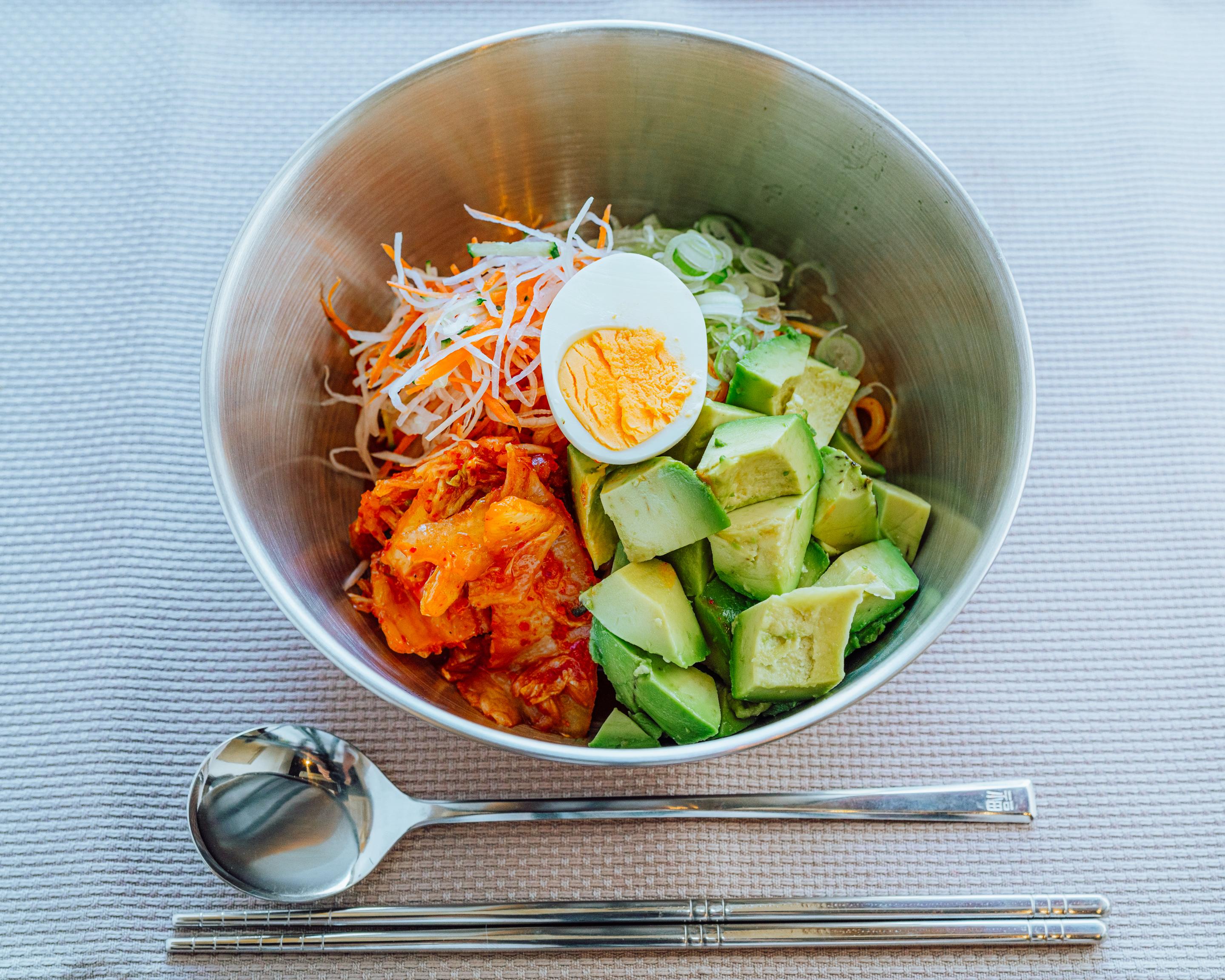 東京冷麺スタンド アボカドのせビビン麺 Avocado Bibim Noodles
