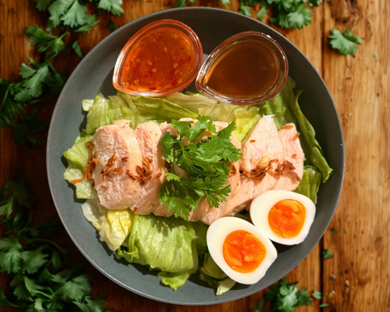 からだ喜ぶ！東京カオマンガイ 【ゆで卵】しっとりむね肉サラダカオマンガイ [Boiled Egg]Salad Khao Man Gai(Chicken Breast)