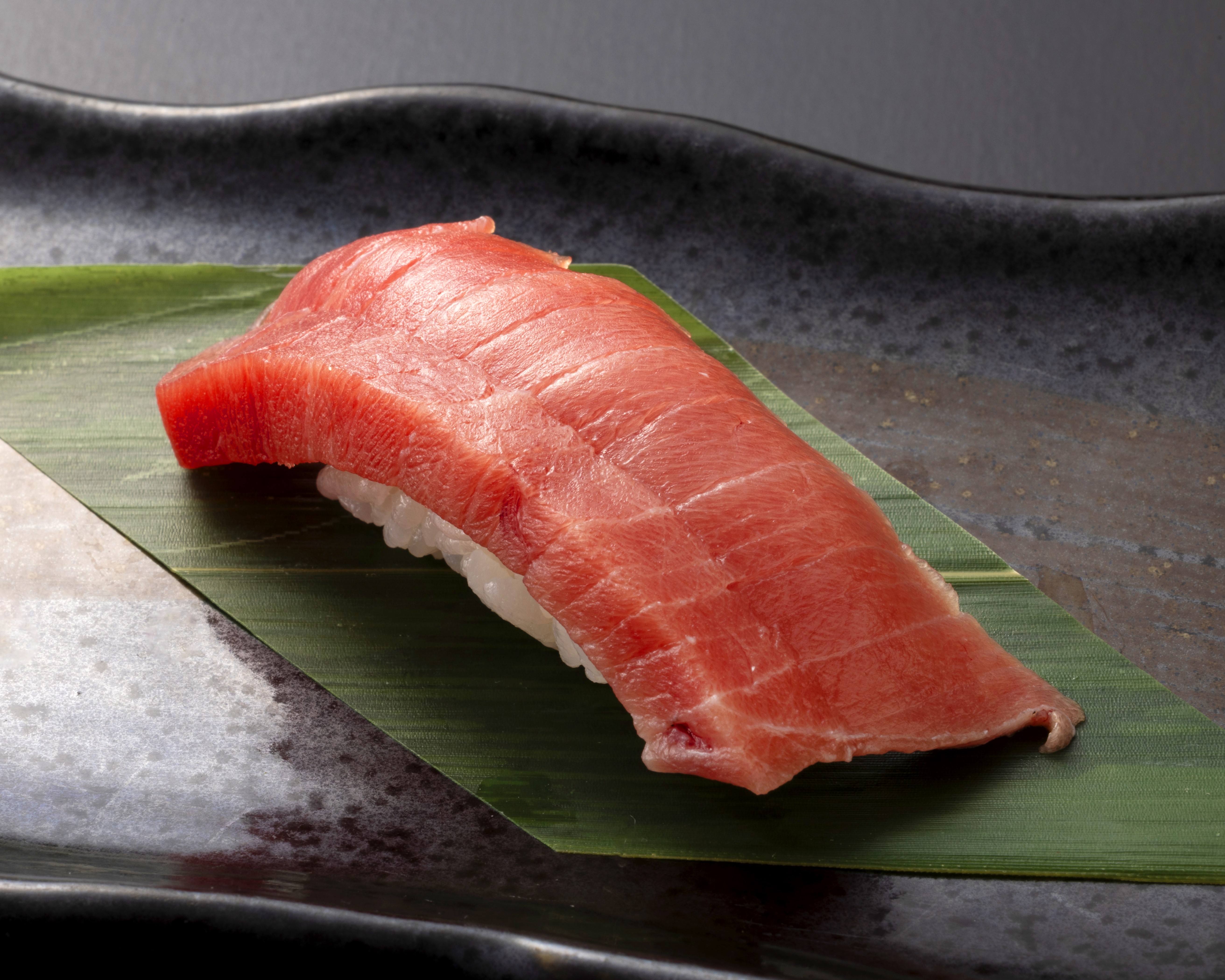 板前寿司 「石司」の天然本まぐろ中とろ Wild Bluefin Fatty Tuna