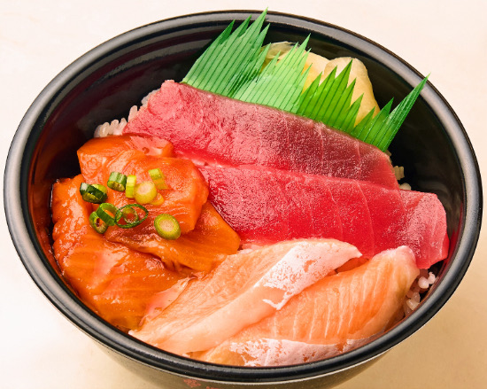魚丼 まぐろ漬けサーモントロサーモン丼(105)