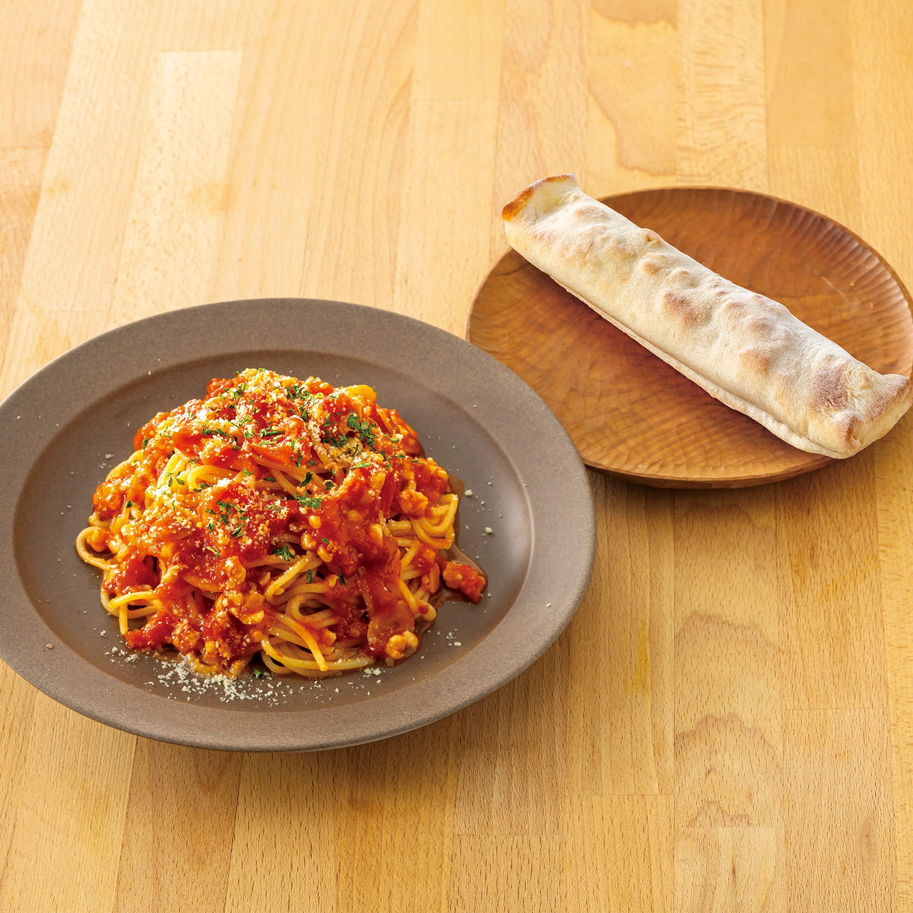 103.セミドライトマトとモッツァレラのトマトソースパスタ<ベーコンのトマトスティックピザ付き>