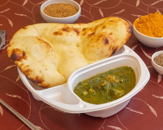ganesh チキンサグカレーとナン Chicken Saag Curry and Naan