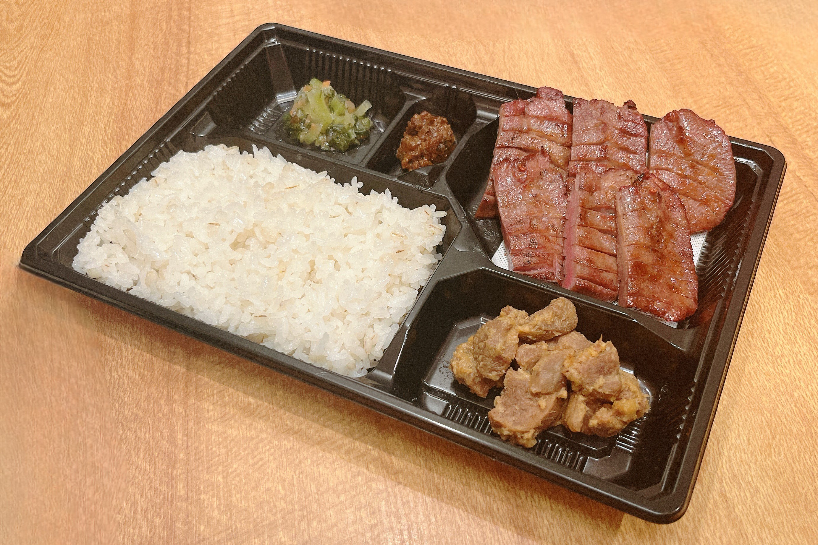 牛たん炭焼 利久 牛たん3枚6切弁当 Beef Tongue Bento Box (3 Pieces/6 Slices)
