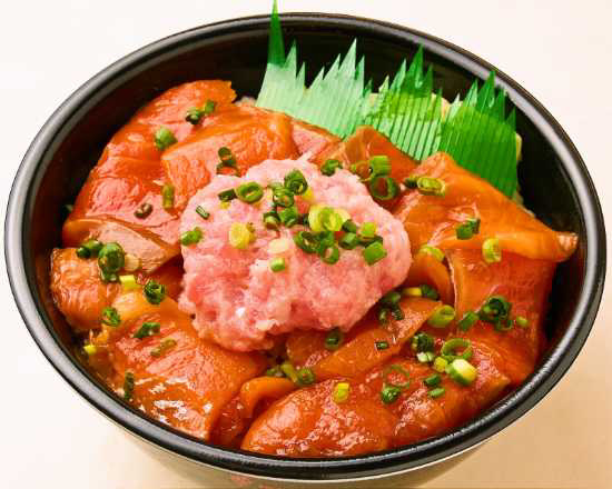魚丼 漬けサーモン切り落としねぎとろ丼(62)