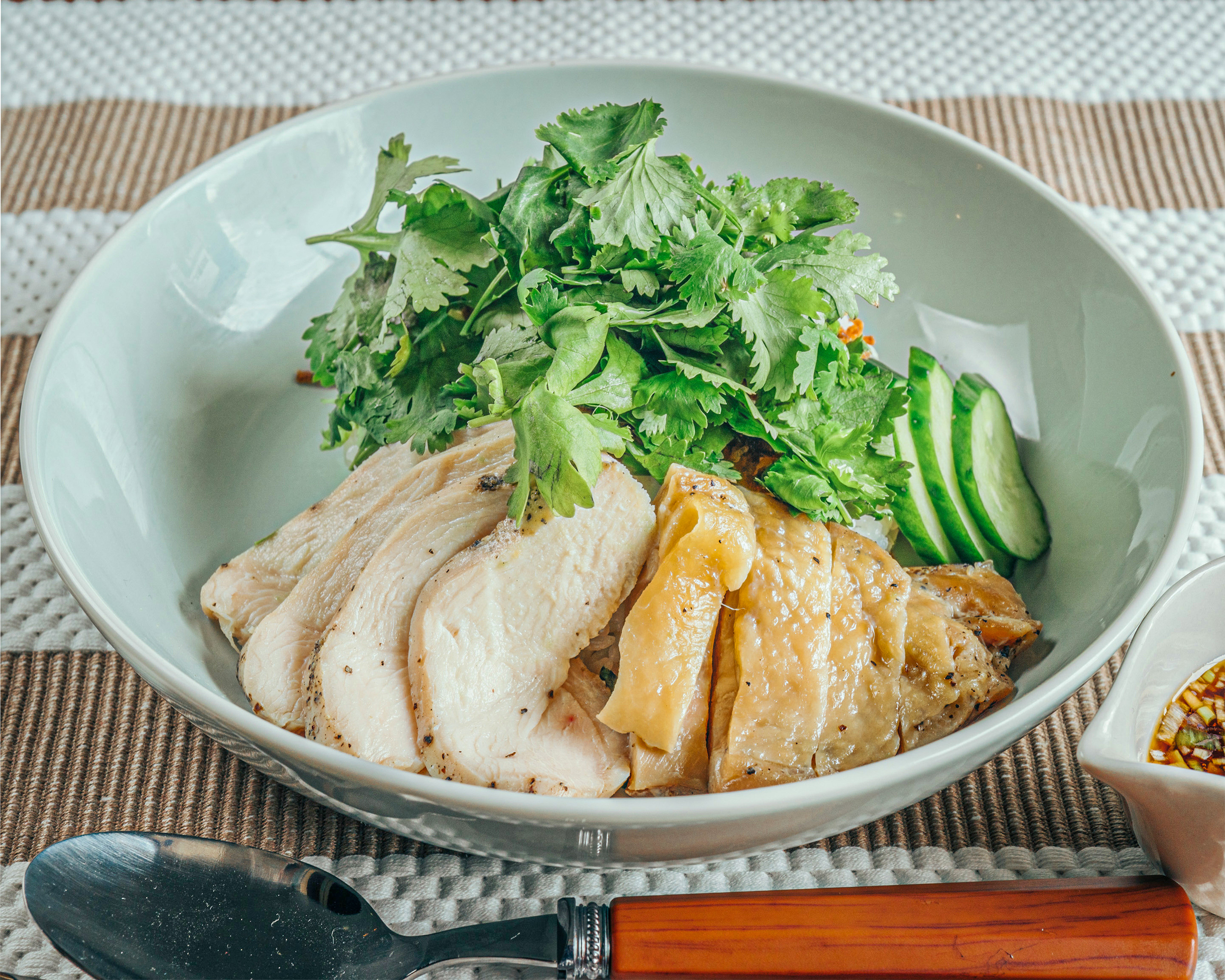 高たんぱく・糖質制限カオマンガイ 東京鶏飯食堂 【山盛りパクチー】カオマンガイ(もも肉＆むね肉) [Heaped Coriander] Khaomangai(thigh ＆ breast)