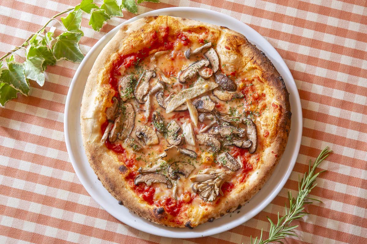 マンマパスタ フンギ(トマトソースのピッツァ)