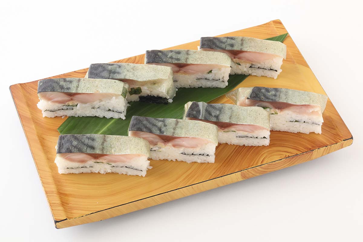 梅丘寿司の美登利総本店人気No.3 鯖の棒ずし Rod-shaped Sushi topped with Fatty Mackerel