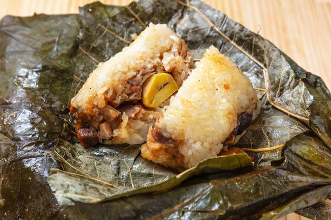 香港飲茶 405. もち米と具材の宝箱！香り高い蓮の葉ちまき