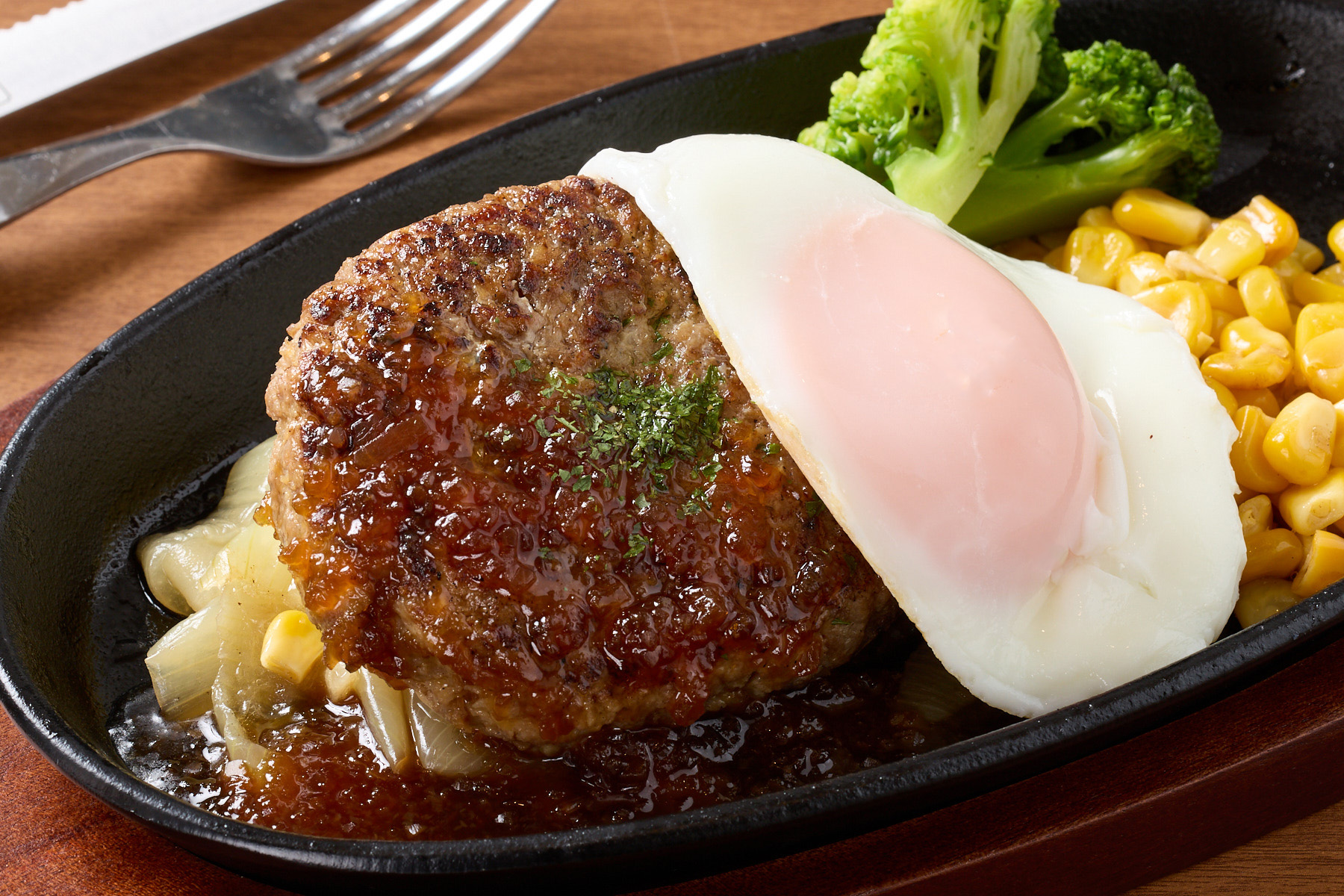 肉屋のハンバーグとガーリックライス 月見ハンバーグBOX Fried Egg Hamburg