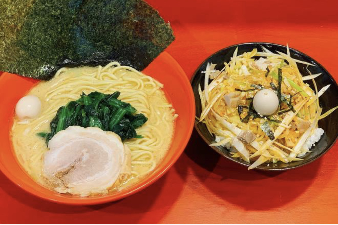 横浜家系ラーメン赤家人気No.1 ラーメン +辛ネギチャ丼 120円お得