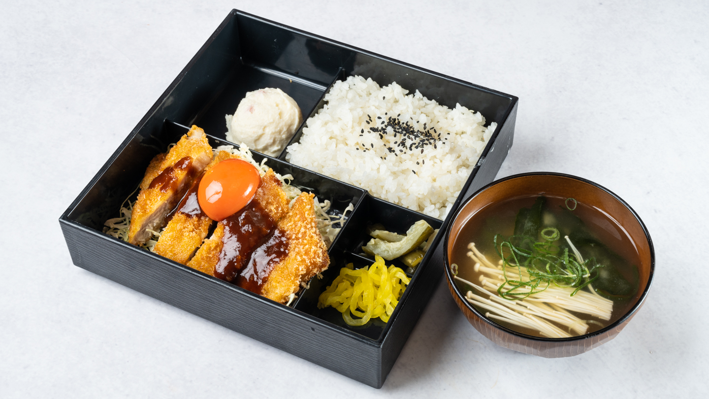 小雀弥 -こがらや- ソースカツ弁当(味噌汁付き) ※赤玉別容器