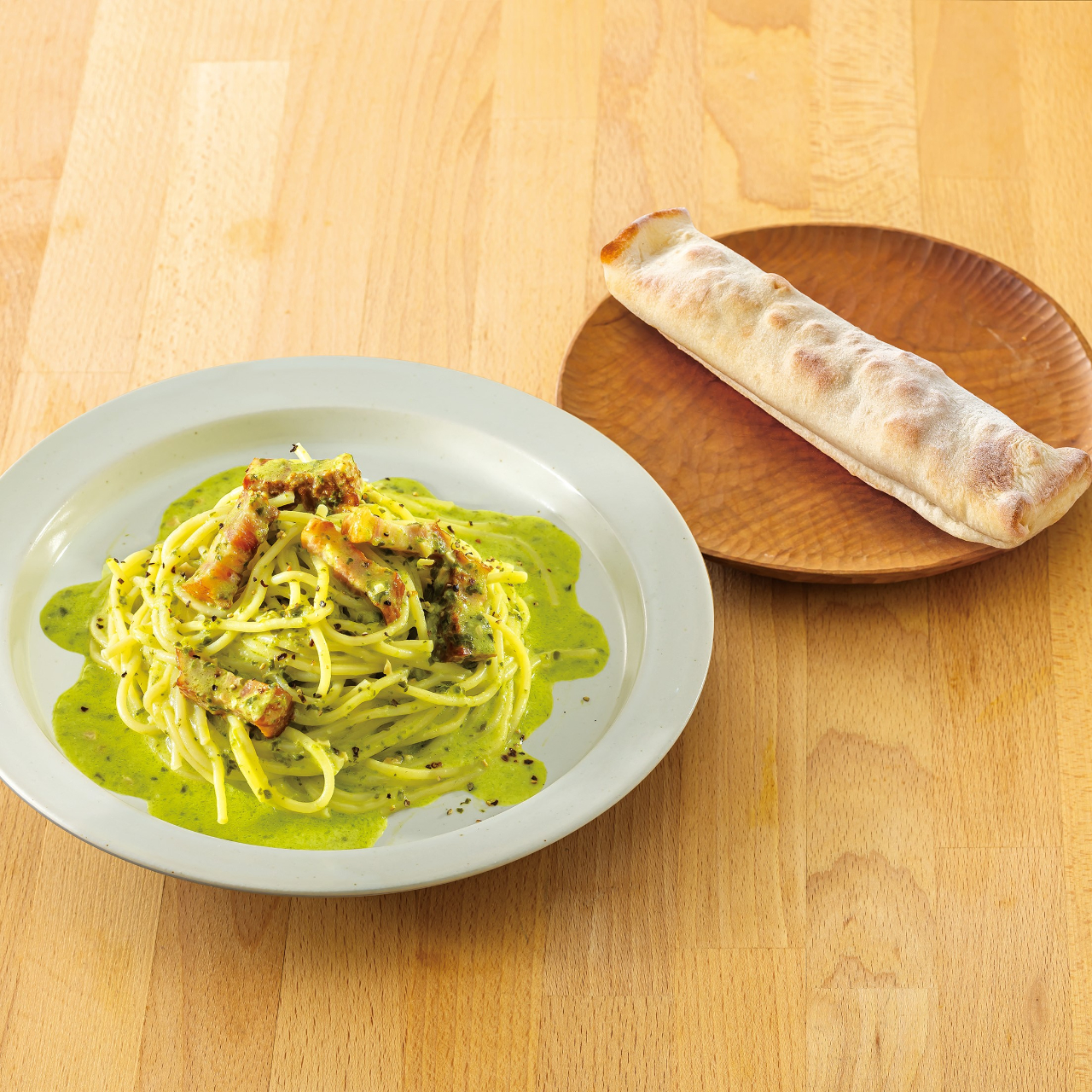 111.グリルベーコンのジェノベーゼクリームパスタ<ベーコンのトマトスティックピザ付き>