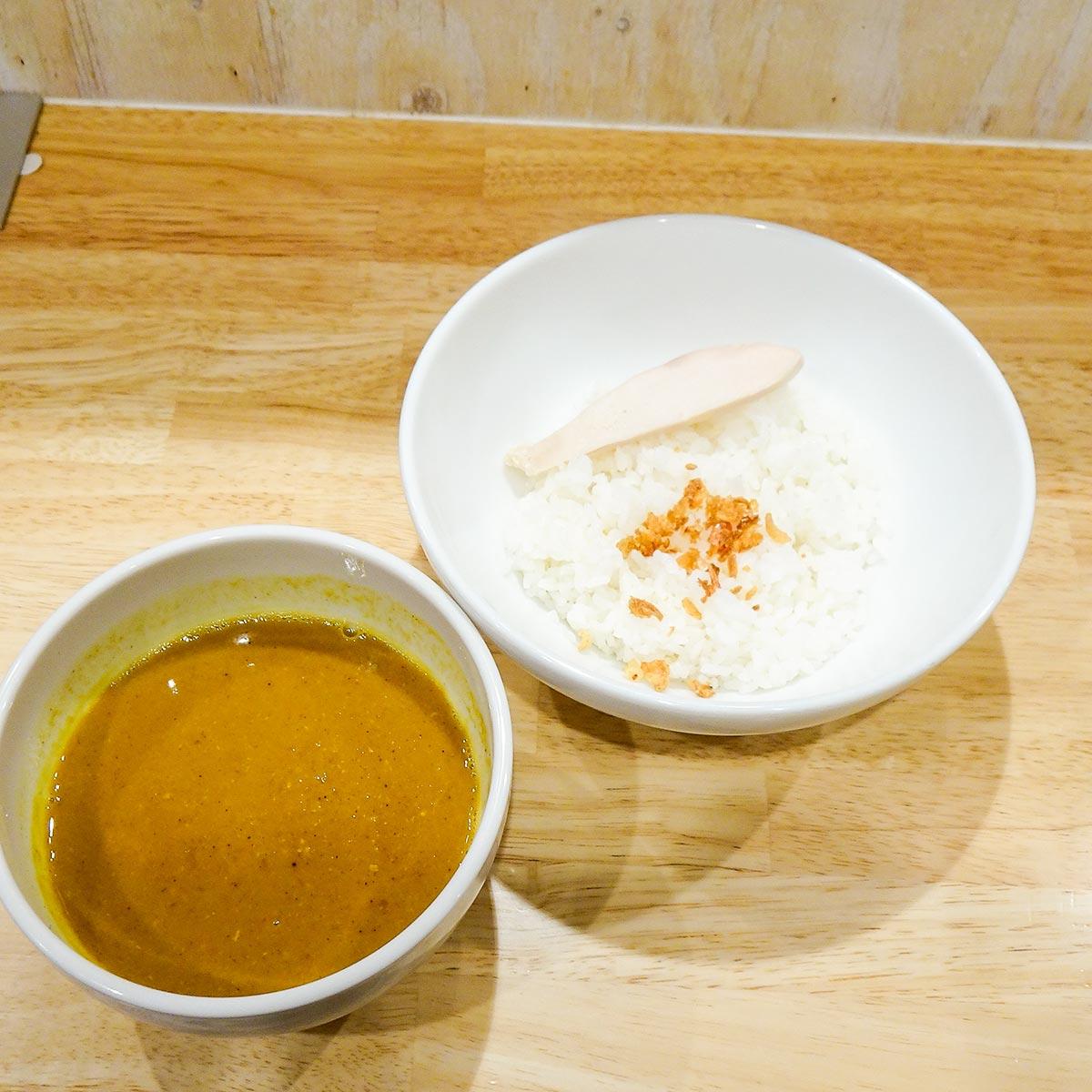 豚骨チキンカレー(フライドオニオン、しっとり国産鶏胸肉1枚)