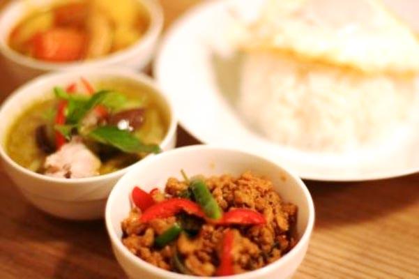 バンコックポニー食堂人気No.3 ชุด2อย่าง ガパオライスとグリーンカレーorガパオライスとチェンマイカレーの二種盛りセット