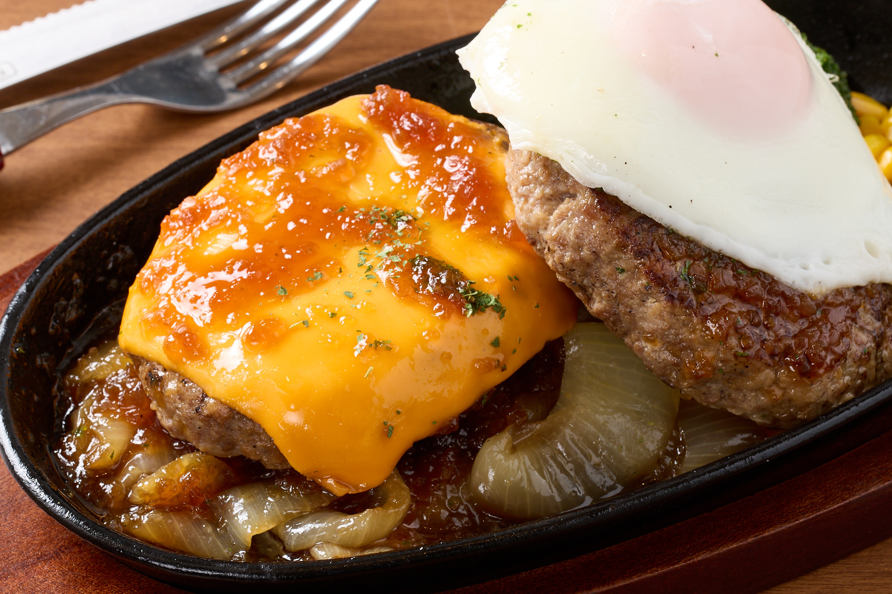 肉屋のハンバーグとガーリックライス 【おすすめ】チーズ＆月見のダブルハンバーグBOX Cheese ＆ Fried Egg Double Hamburg