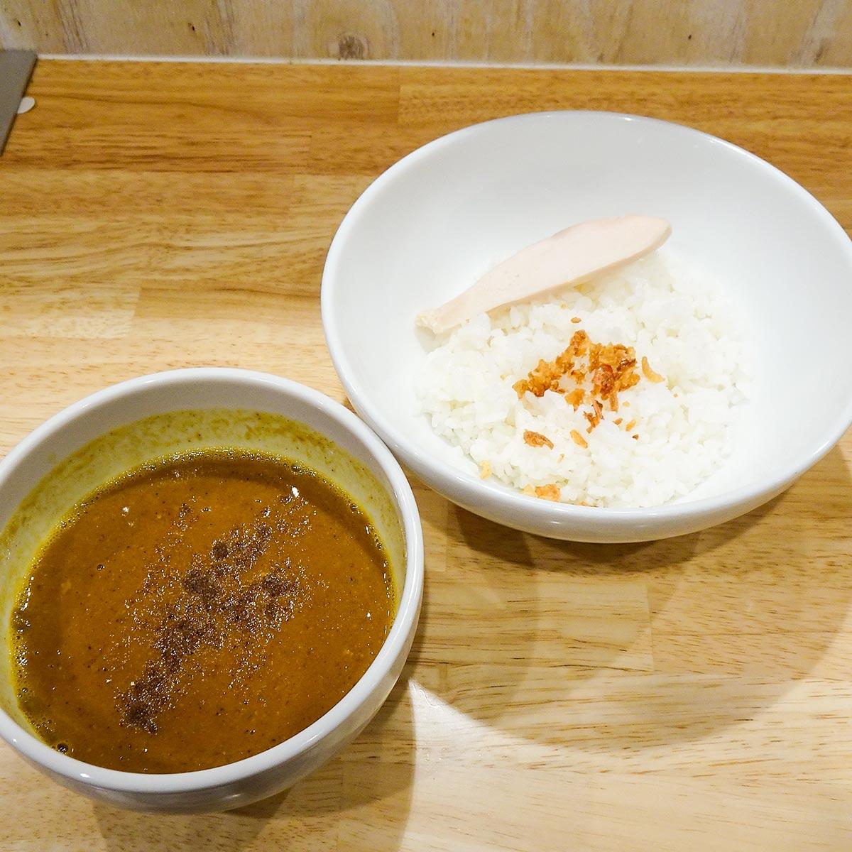 魚介豚骨チキンカレー(フライドオニオン、しっとり国産鶏胸肉1枚)