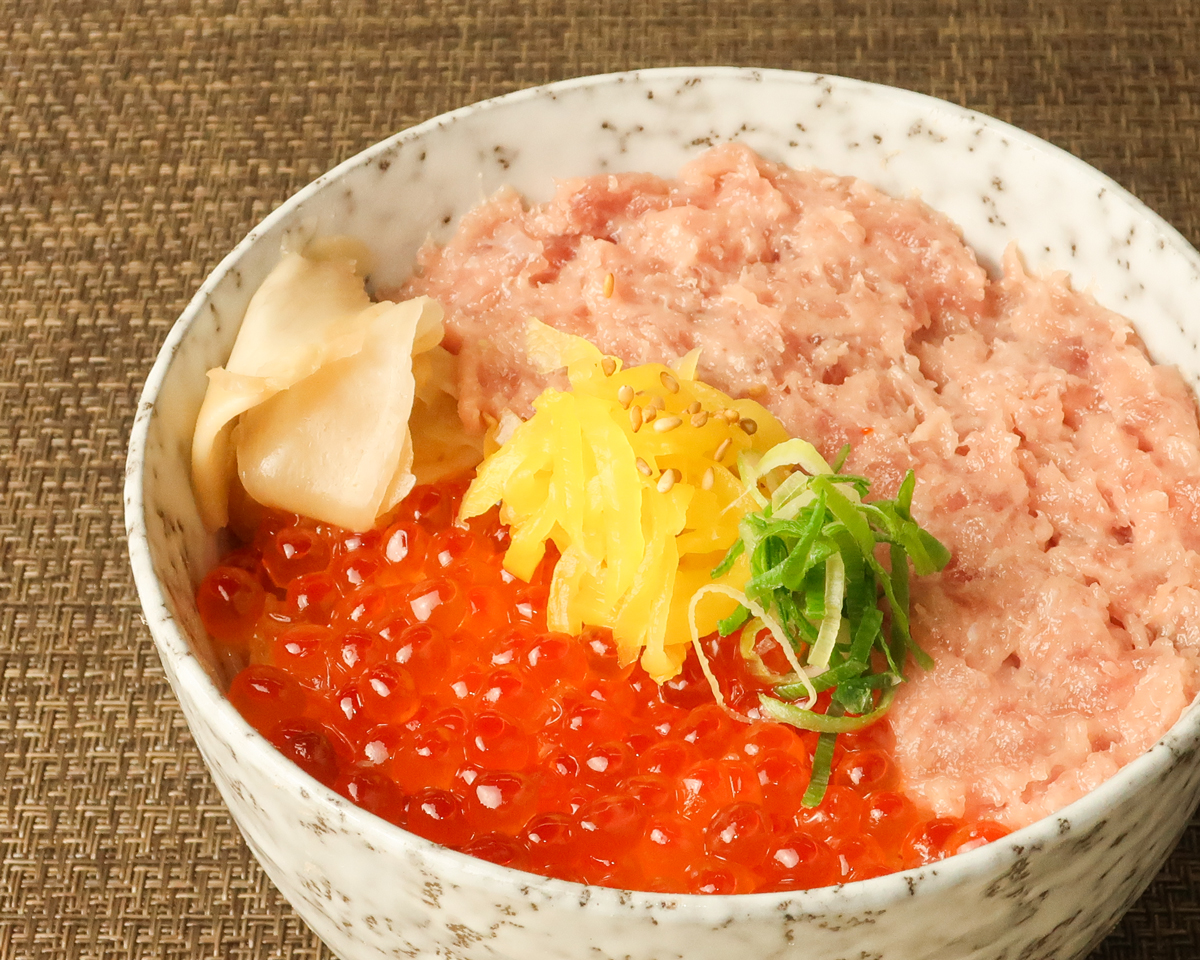 いくら丼専門店 赤いキャビア 頬緩む「いくらねぎとろ丼」