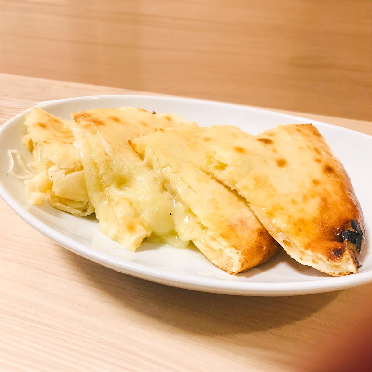 インド料理 ラム 42.チーズナン / Cheese Nann