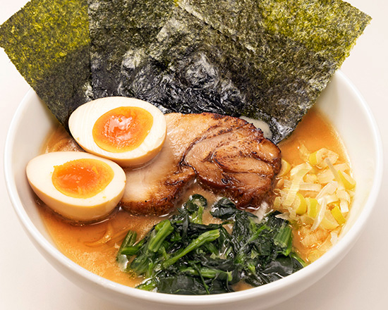 トクベツ。 味玉クリーミー醤油豚骨麺(薬味ネギ、のり3枚、豚叉焼1枚、ほうれん草、味玉)