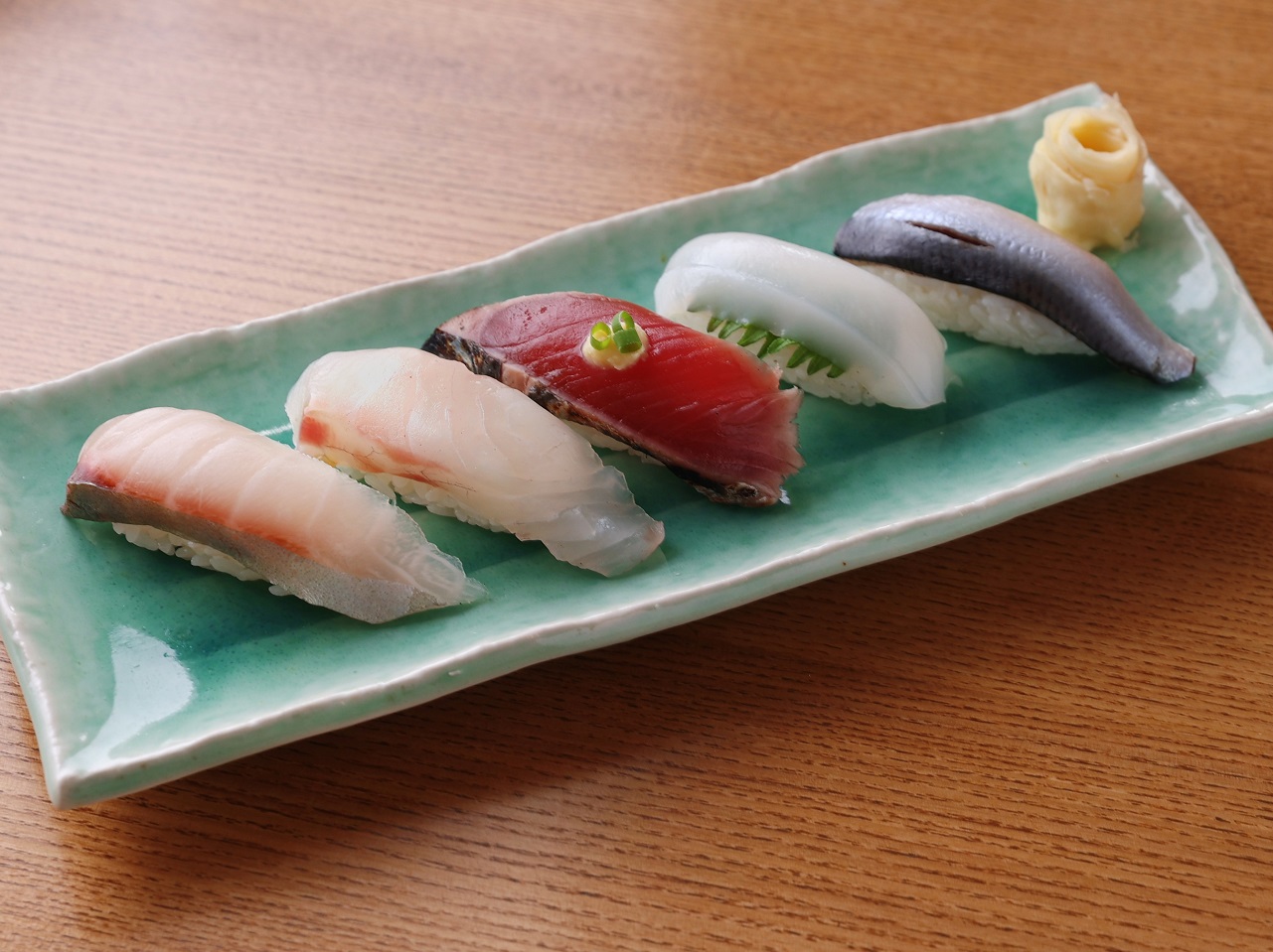 柿家すし 旬のネタ５貫盛り
