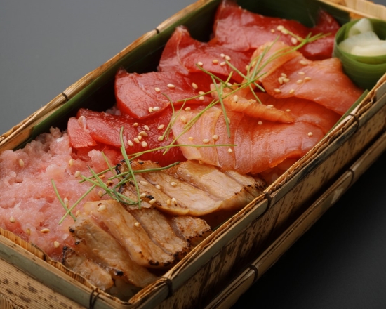 板前寿司 極上漬け天然本まぐろちらし弁当(竹箱)1人前