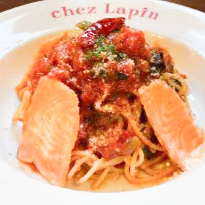 トラットリア シェ ラパン 自家製スモークサーモンとほうれん草のトマトソース スパゲッティ