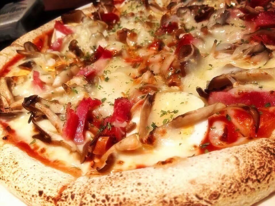 ベーコンとキノコのピザ