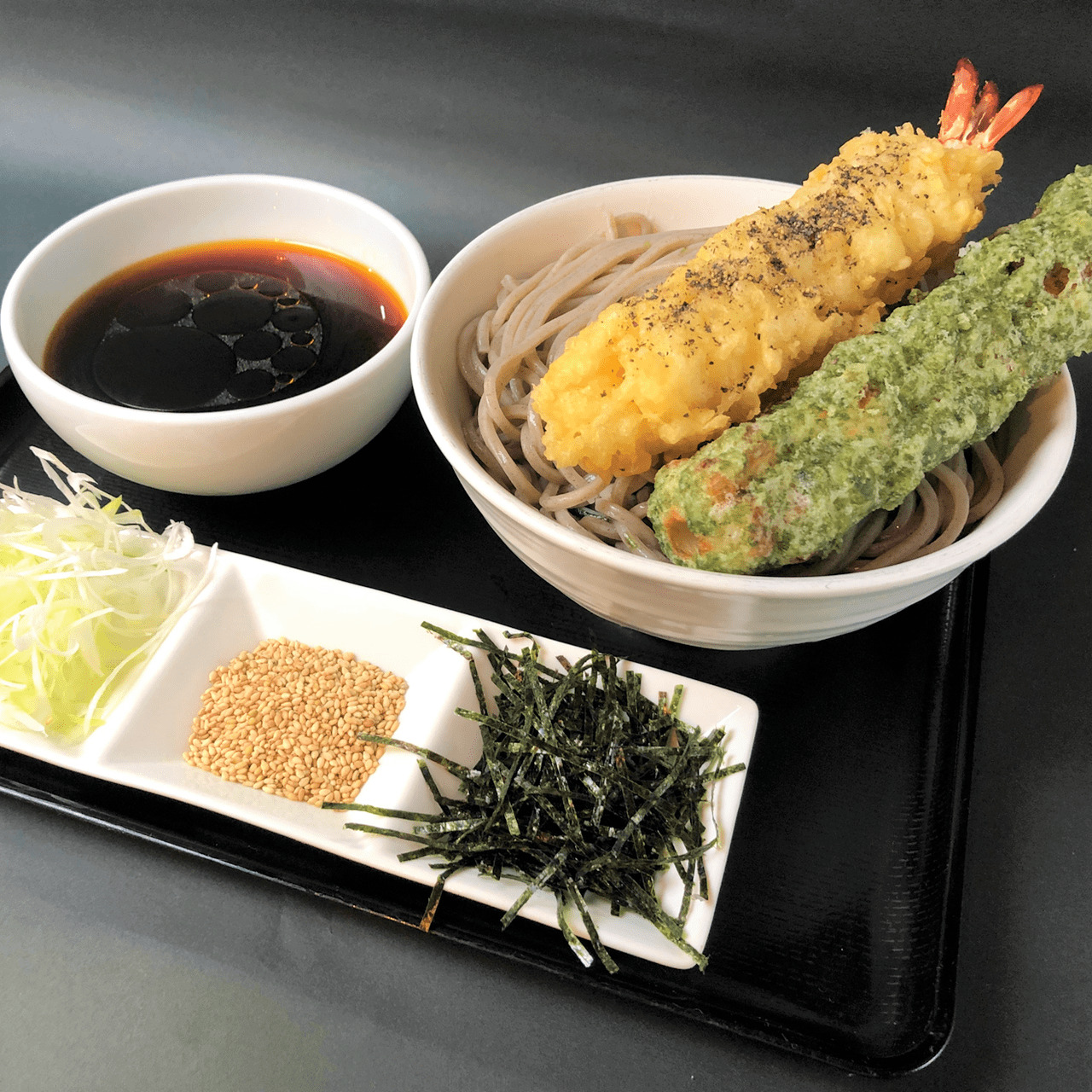 なぜ蕎麦にラー油を入れるのか。 W天ぷらもりそば(エビの天ぷら、ちくわの天ぷら付)