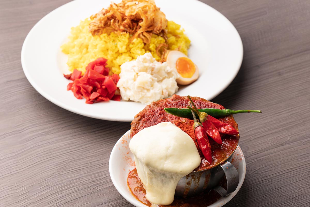 カレーは飲み物。 チーズのせ激辛！鶏のチリチリ赤カリー