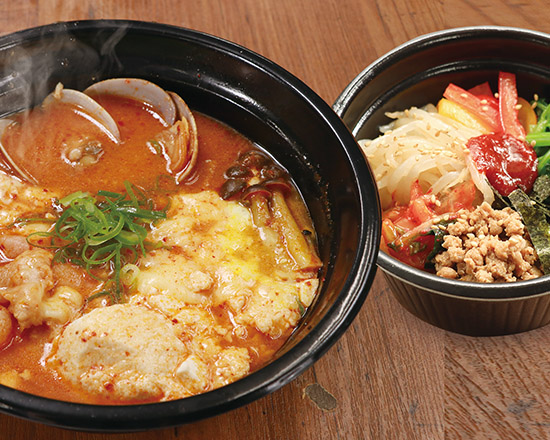 ビビンバ・カルビ丼・スンドゥブ専門店 グンチャン F-1111】チーズ赤スンドゥブ+特製ミニビビンバ
