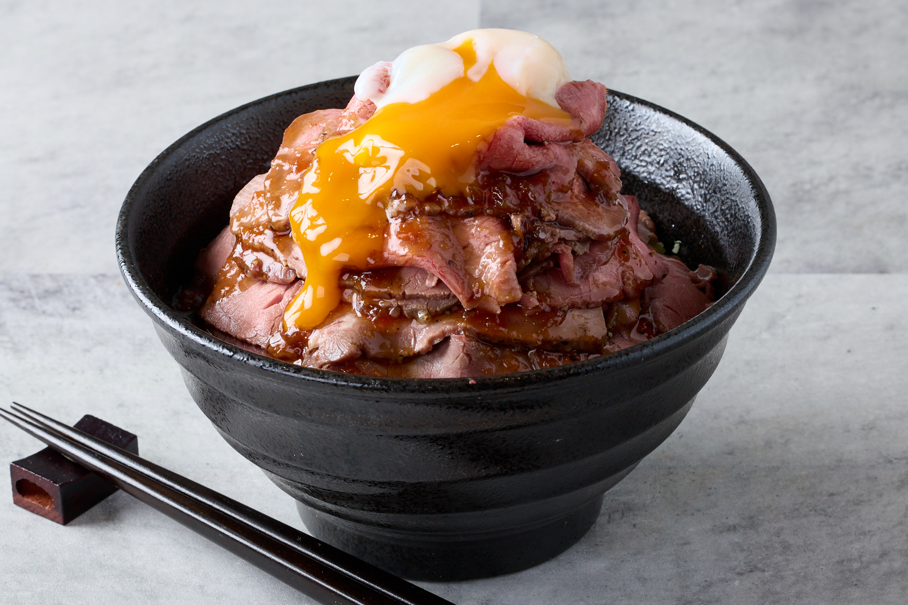 濃厚ローストビーフとハラミ丼「タルビー」 【肉増し1.5倍】温玉ローストビーフ丼 Large Soft-Boiled Egg Roast Beef Bowl